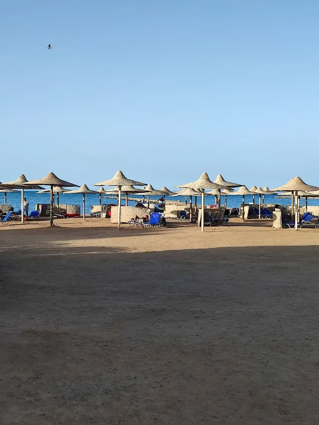 1BR Apartment with Private Beach — Hurghada · Al Ahyaa, Egypt — photo 4